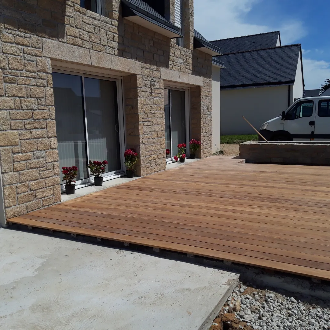 Terrasse en bois massif sur dalle béton devant une maison en pierre (après)