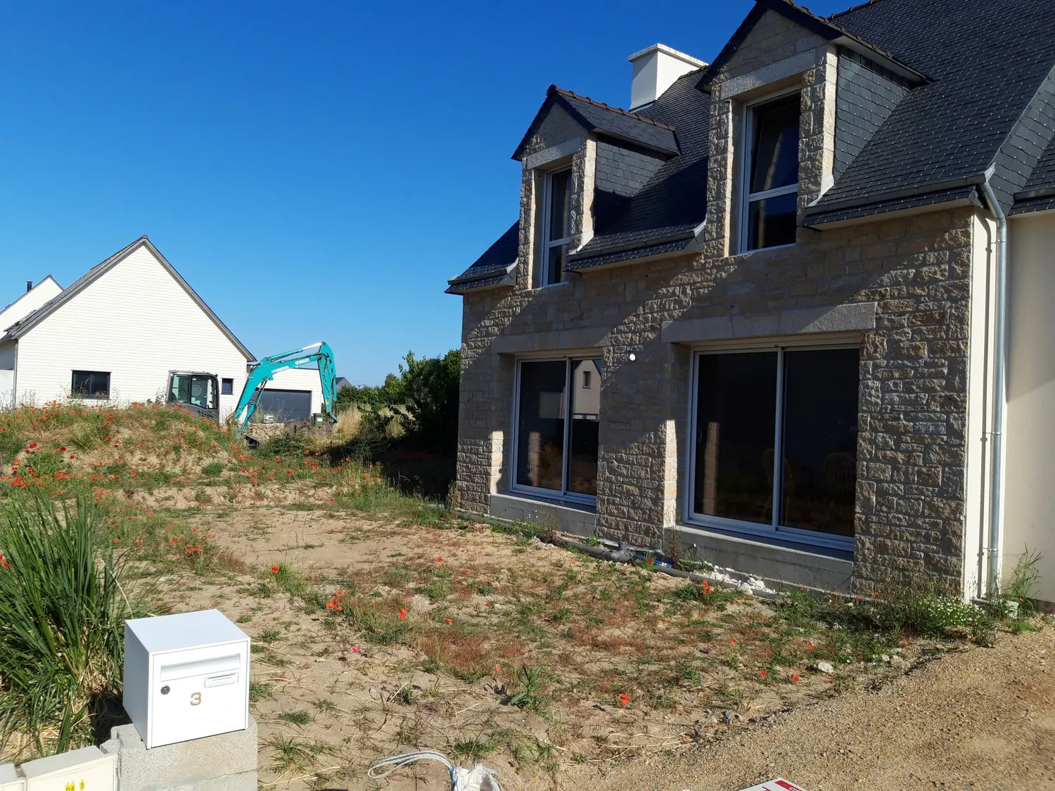Maison en pierre avant travaux de terrassement et d'aménagement extérieur (avant)