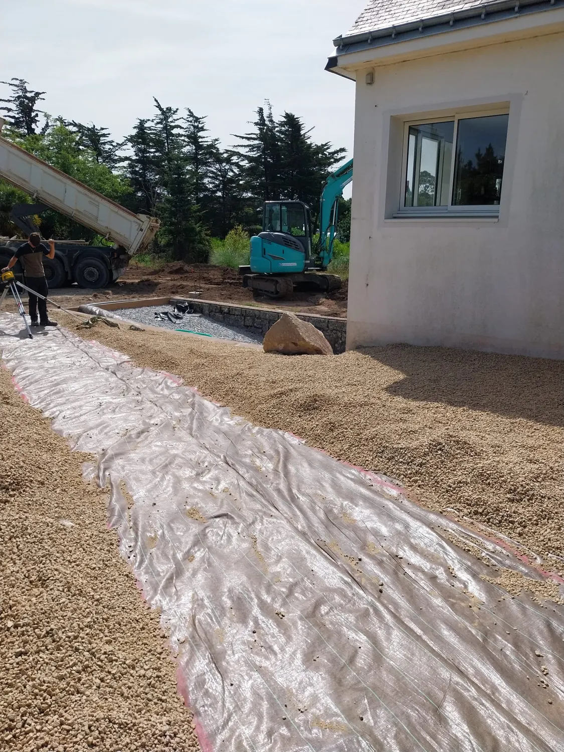 Tranchée de drainage garnie de géotextile et de gravier