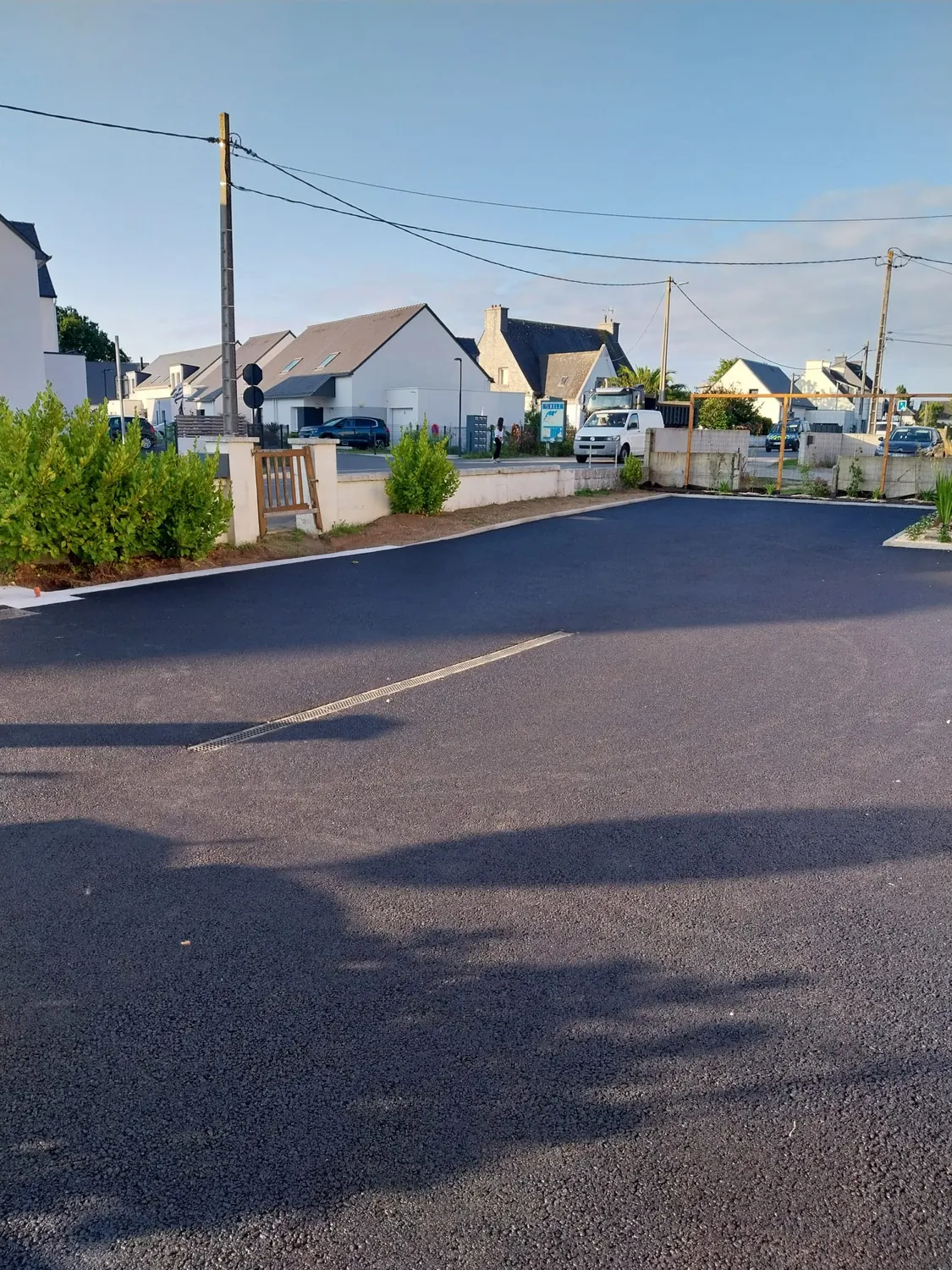 Voirie en enrobé neuf dans un lotissement du Morbihan
