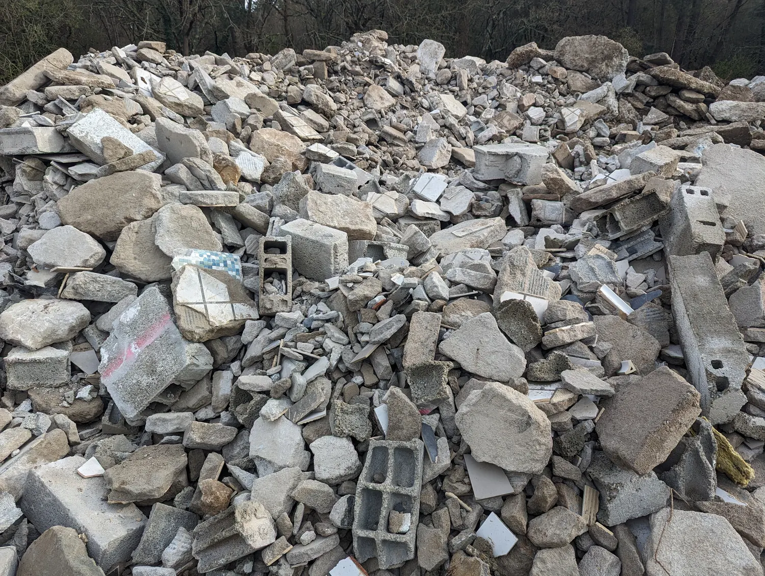 Tas de gravats de béton, de pierres et de parpaings avant concassage