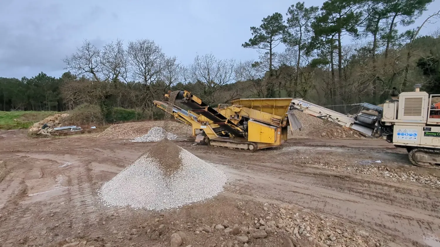 Panorama de la plateforme de recyclage : concasseur, crible et tas de gravier