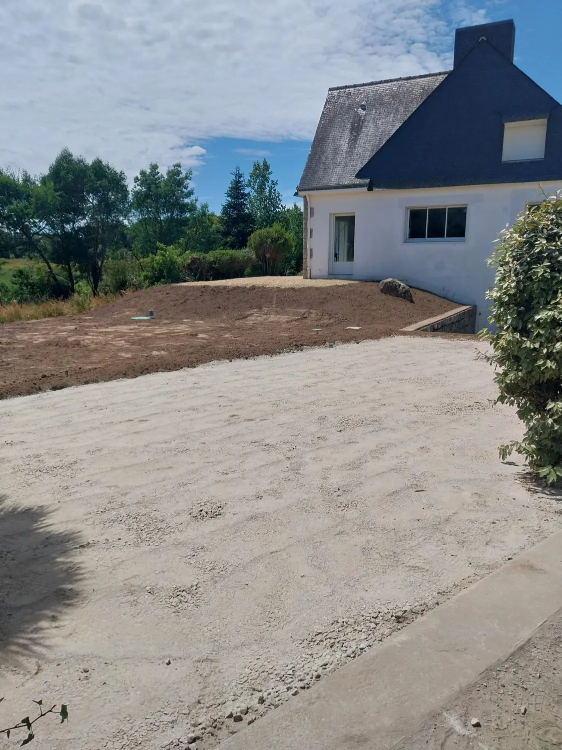 Cour préparée en sable stabilisé, prête pour l'enrobé