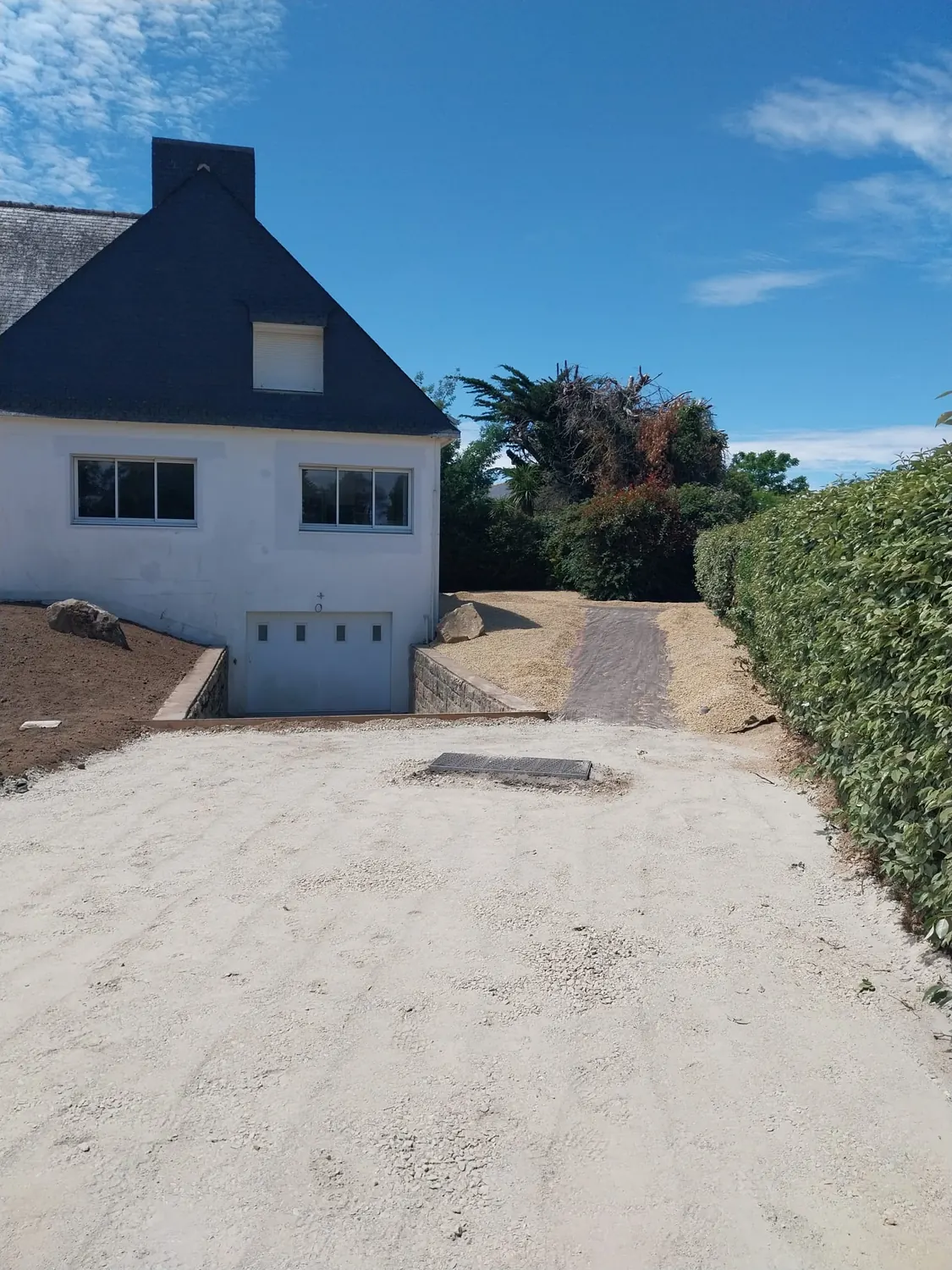 Plateforme en sable stabilisé devant un garage avant revêtement