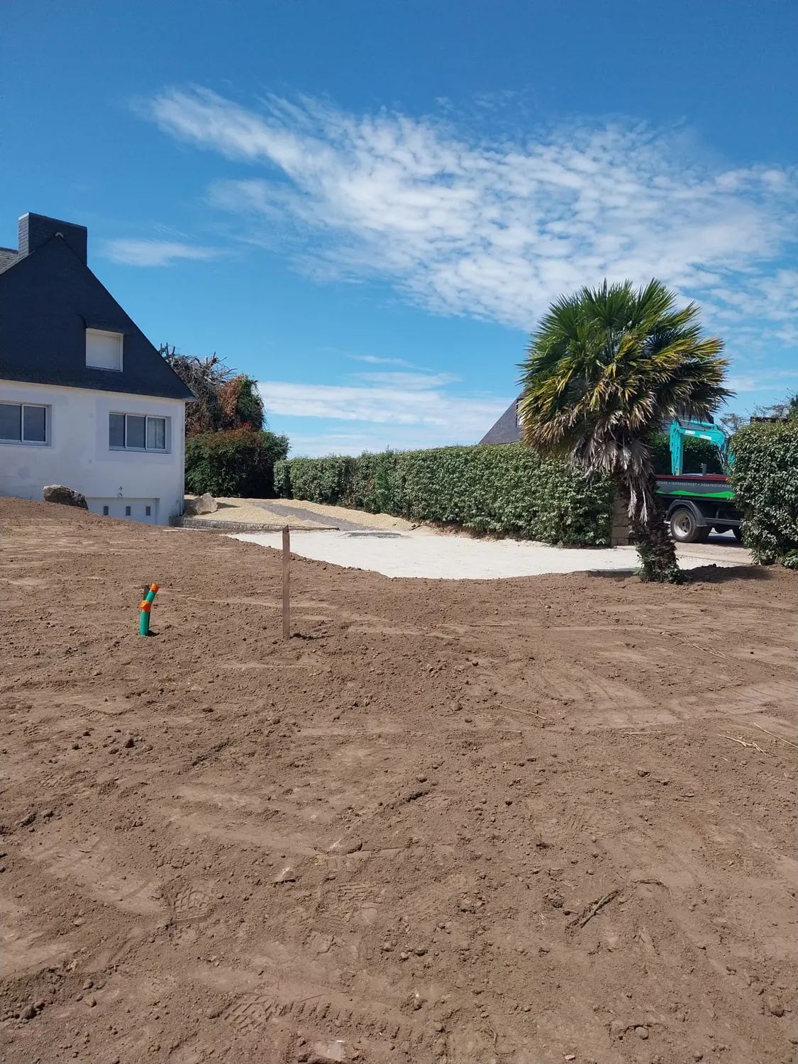 Plateforme terrassée avec mini-pelle en arrière-plan