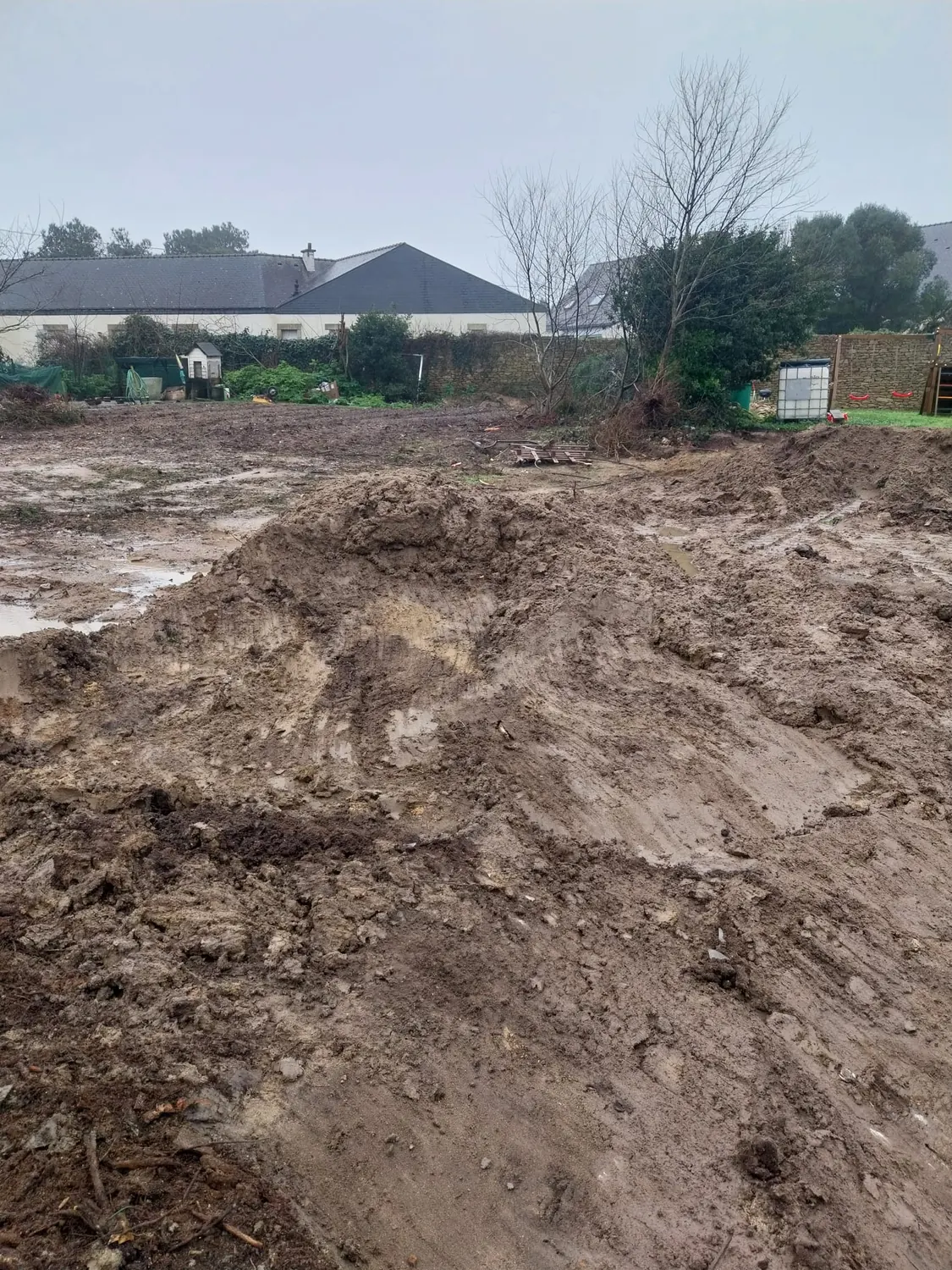 Terrassement d'un terrain à bâtir, terre remuée après la pluie