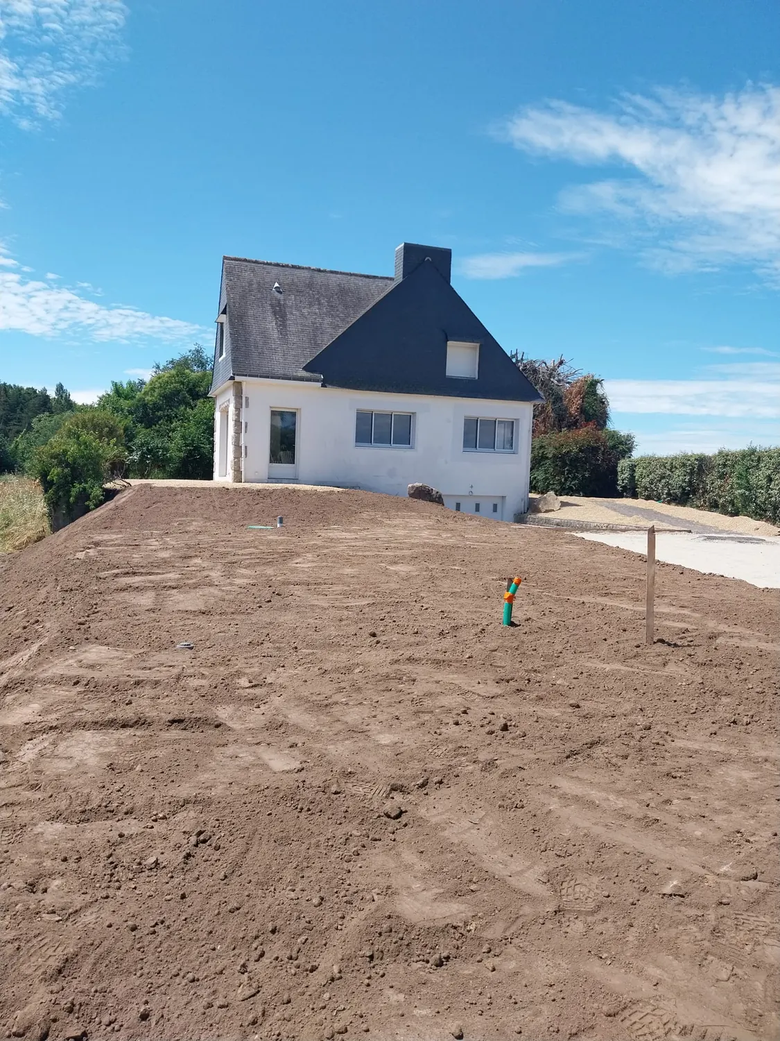 Terrain terrassé et régalé devant une maison, sol nivelé