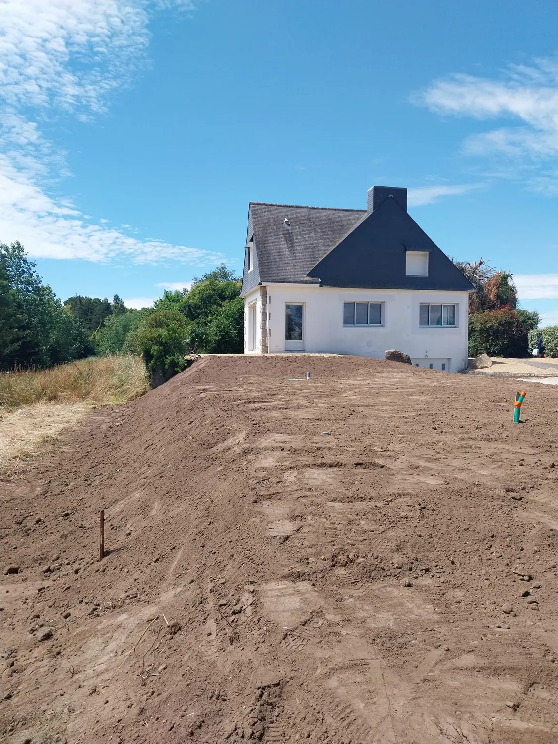 Terre nivelée à la pelle en vue d'un aménagement extérieur