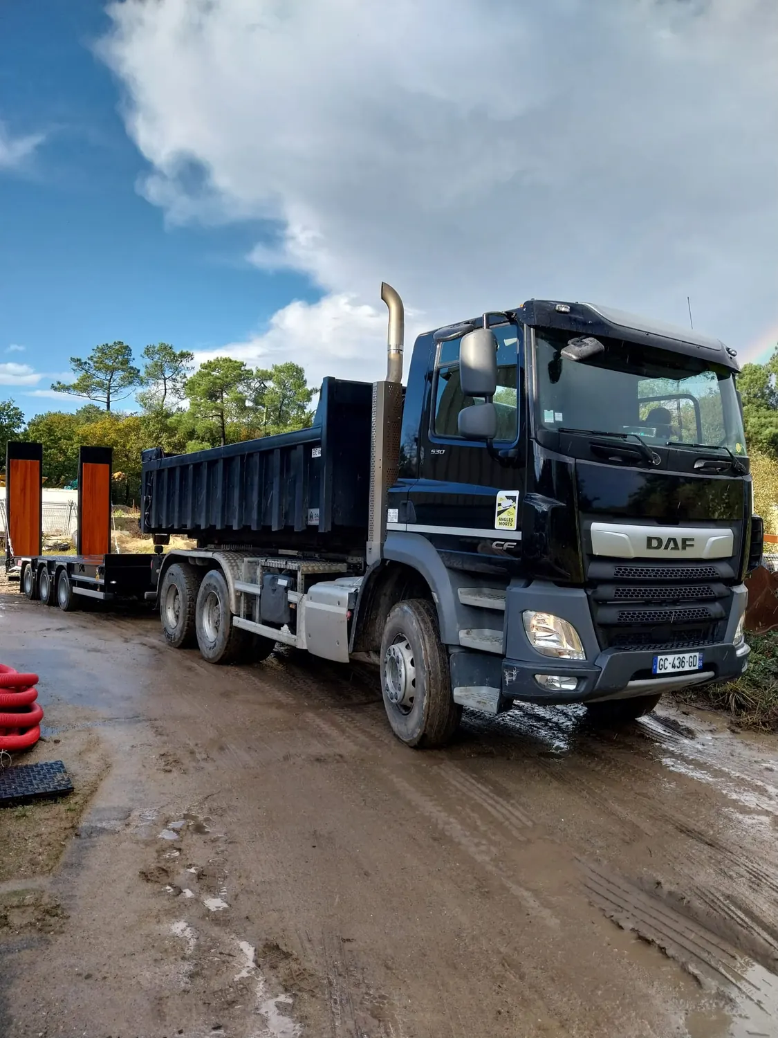 Camion benne 6x4 sur un chantier de terrassement