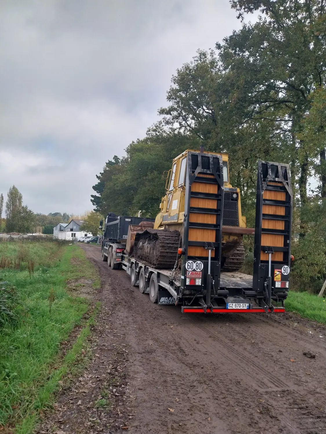 Semi-remorque porte-engins chargée d'une chargeuse sur chenilles